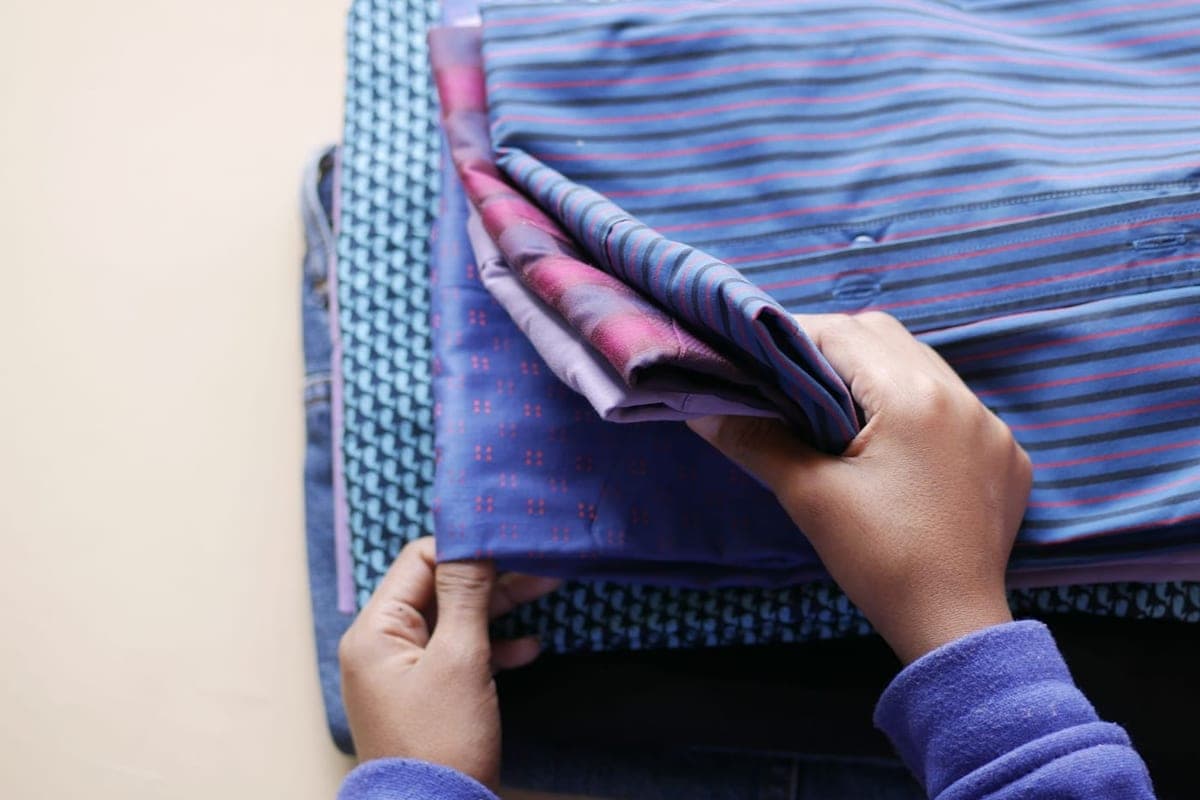 Pliage et rangement méthodique de linge dans une armoire